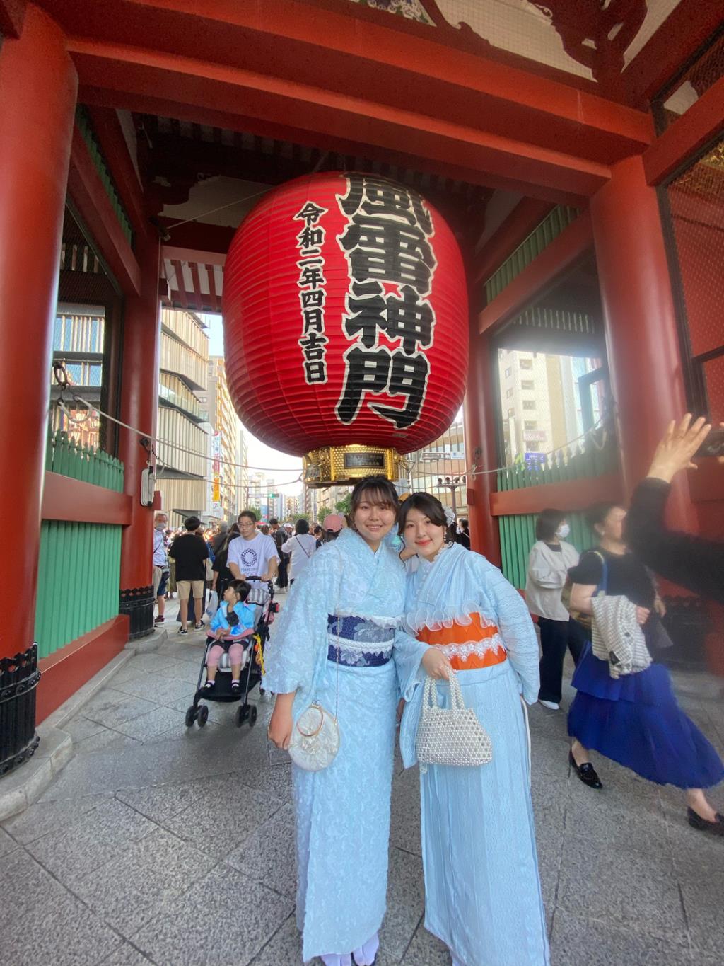 陳昀玎（左）和朋友到淺草雷門旅遊，體驗日本浴衣文化