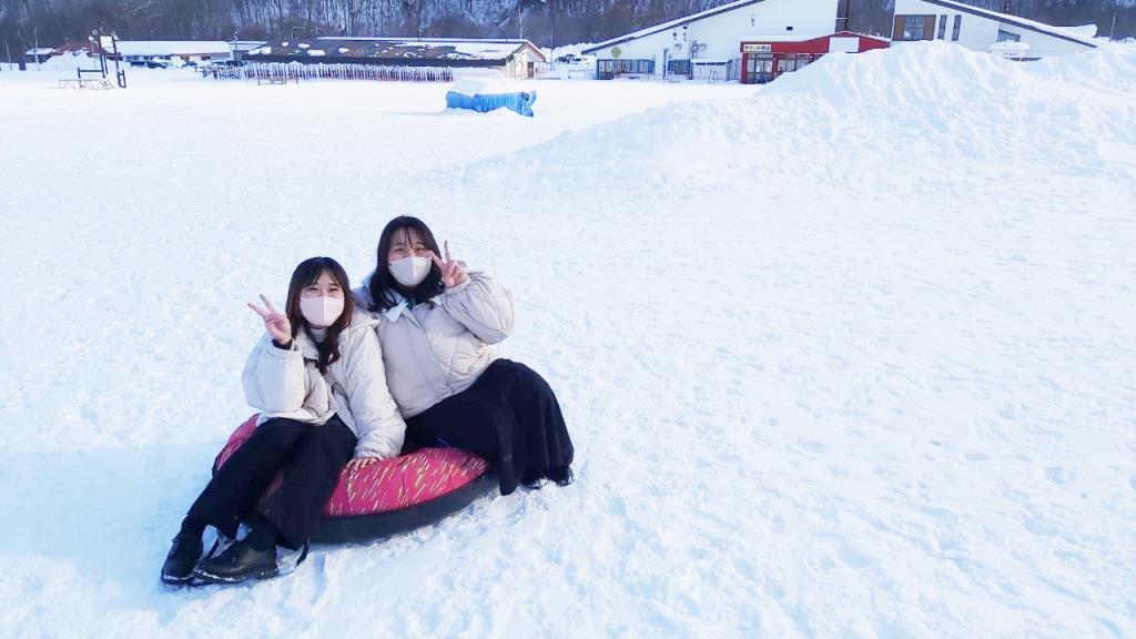 陳昀玎（右）到北海道函館滑雪，欣賞台灣較少出現的冬季雪景