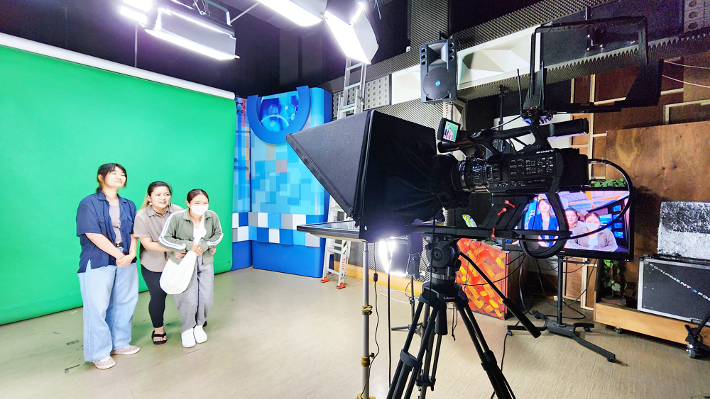 學生擔任主播，播報沖繩基督教學院大學參訪電視台的新聞