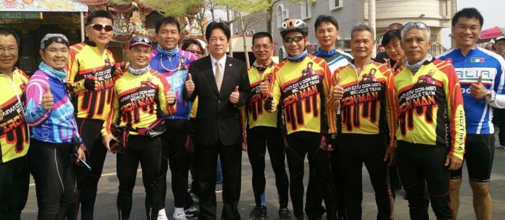 柯志堅創立府城鋼鐵人自行車隊，圖為車隊與副總統賴清德合影