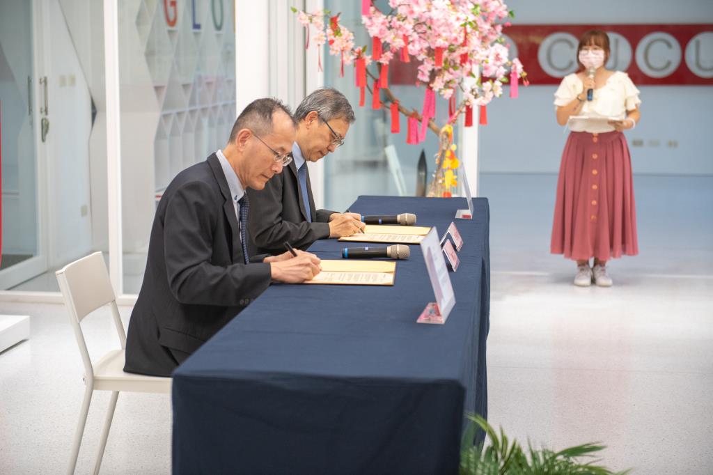 長榮大學與永光化學舉行產學合作意向書簽定儀式