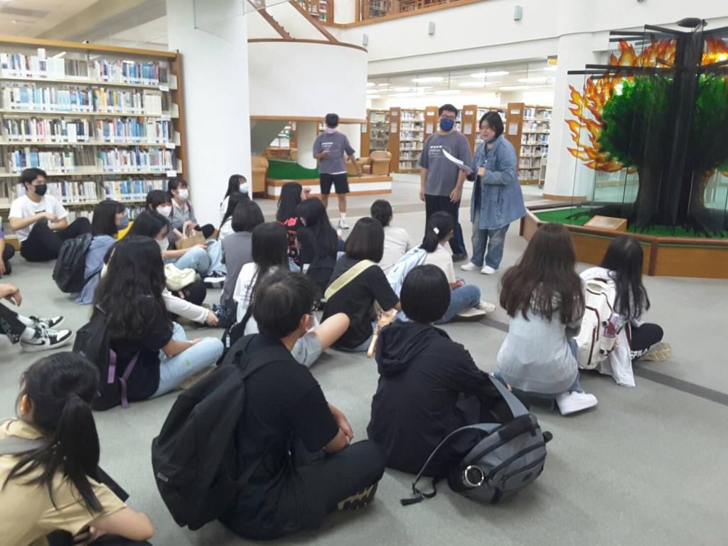 翻譯學系的「圖書館尋寶」活動，幫助新生快速熟悉圖書館資源