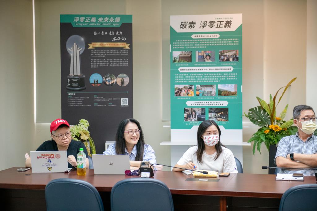 台北醫學大學楊雅婷執行長及許怡欣教授共同出席講座（左1和左2）