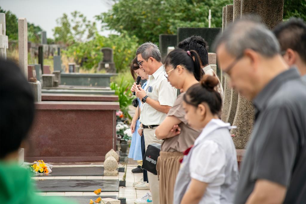 獻花紀念、祝禱，緬懷感恩宣教師對台灣這塊土地及人民的貢獻。