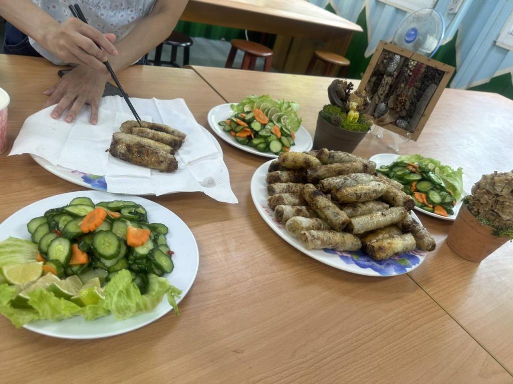 學生親自下廚，製作越南美食春捲給師長