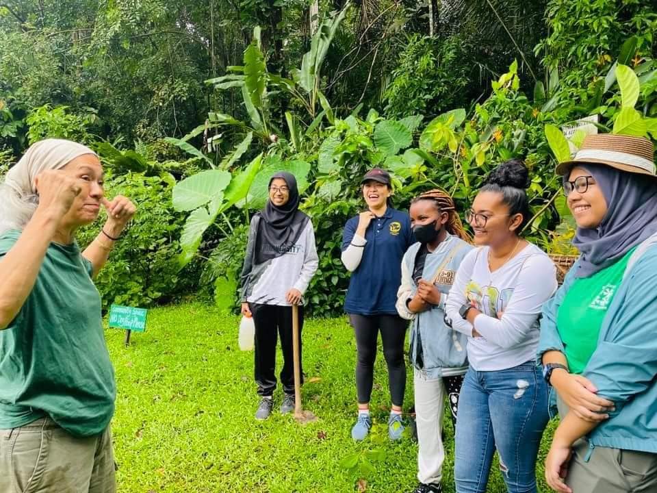 Free tree society President為IPSD學生解說馬來西亞當地原生種植物