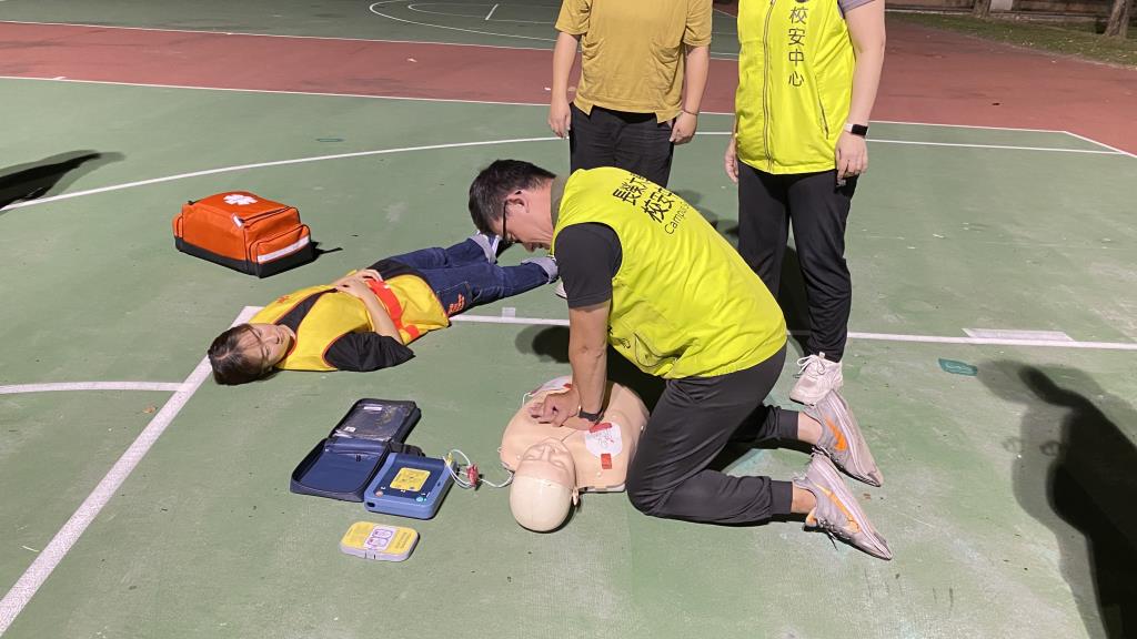 校安人員模擬進行CPR搶救