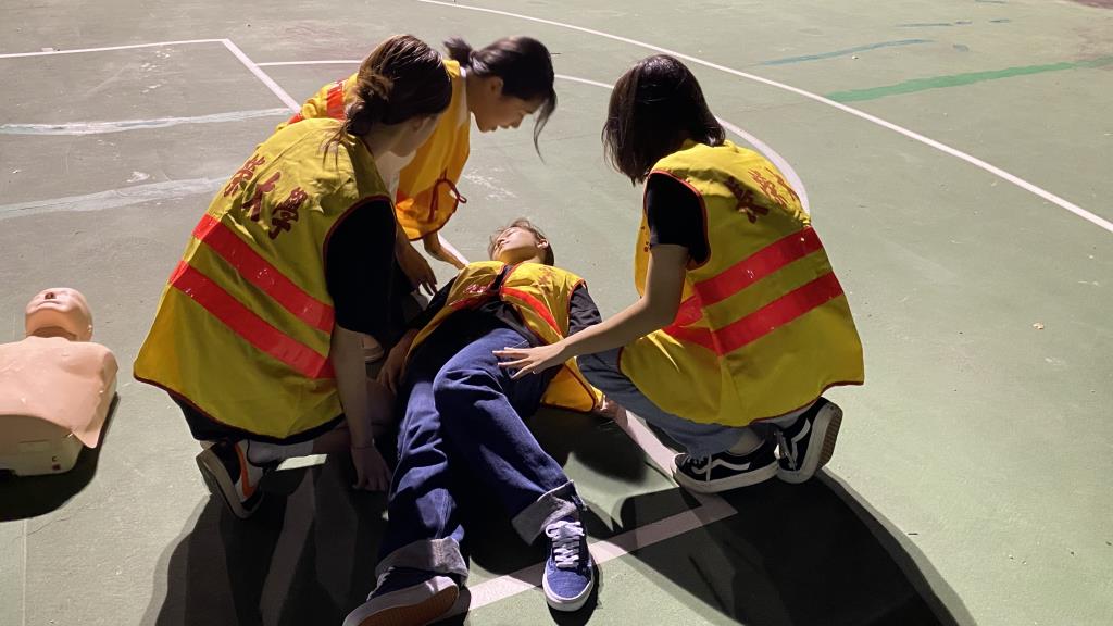 在學生意外救護演練中，模擬學生於運動期間失去意識