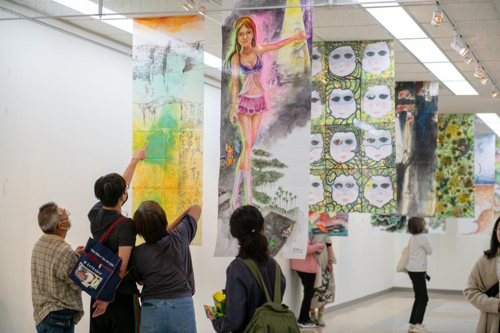 「2023台灣彩墨院士布幔藝術特展暨論壇」共21位藝術家作品參展，展出42件作品