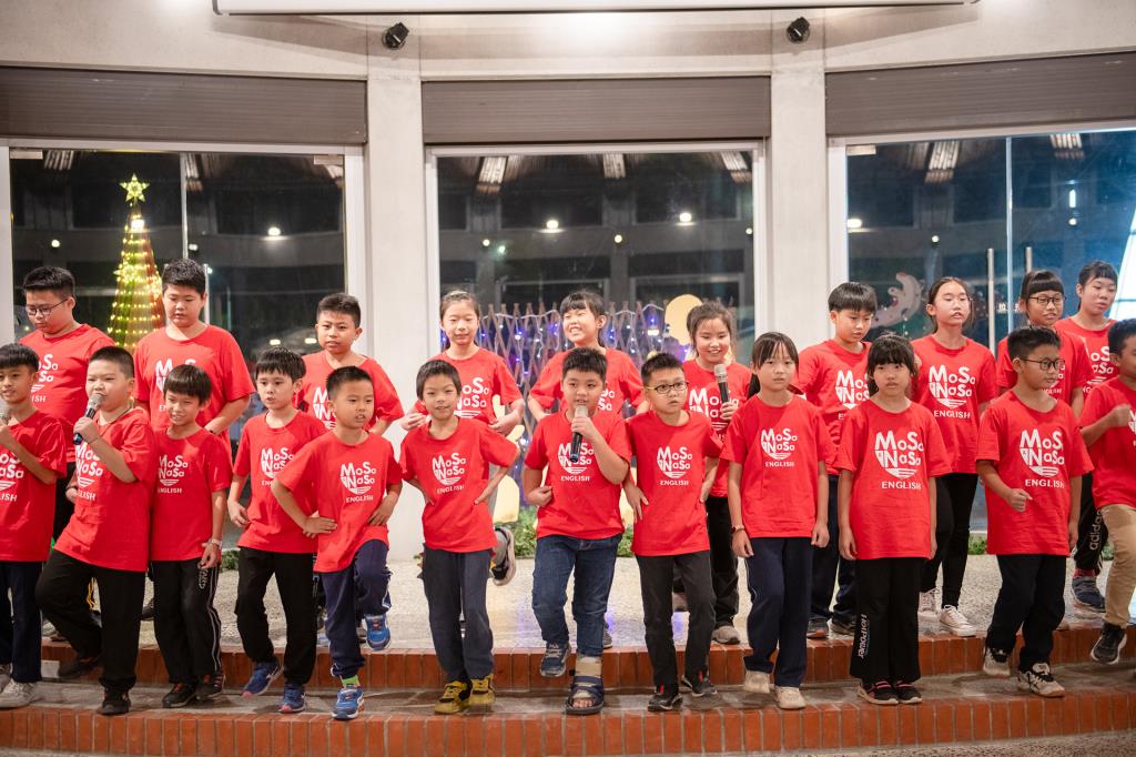 愛美語兒童教育中心的學童獻唱聖誕老公公歌曲