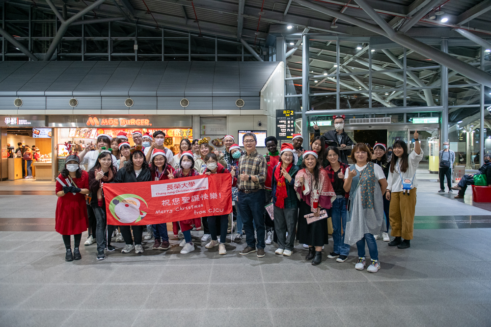 12月19日台南高鐵站傳愛報佳音