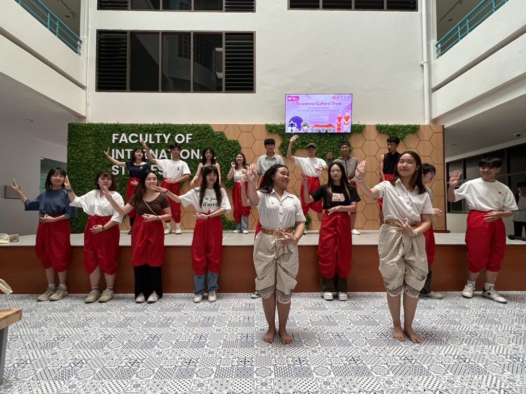 文化快閃：台泰學生一起跳泰國舞蹈