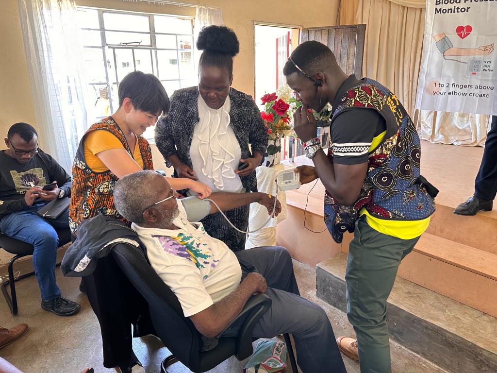 至Motjane社區辦理工作坊，示範量血壓並捐贈血壓計於社區
