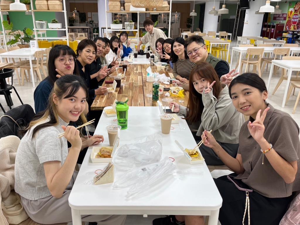 日本高中生代表團與曾在狩俁進行寄宿家庭的台灣學生，在IKEA學生餐廳共進早餐