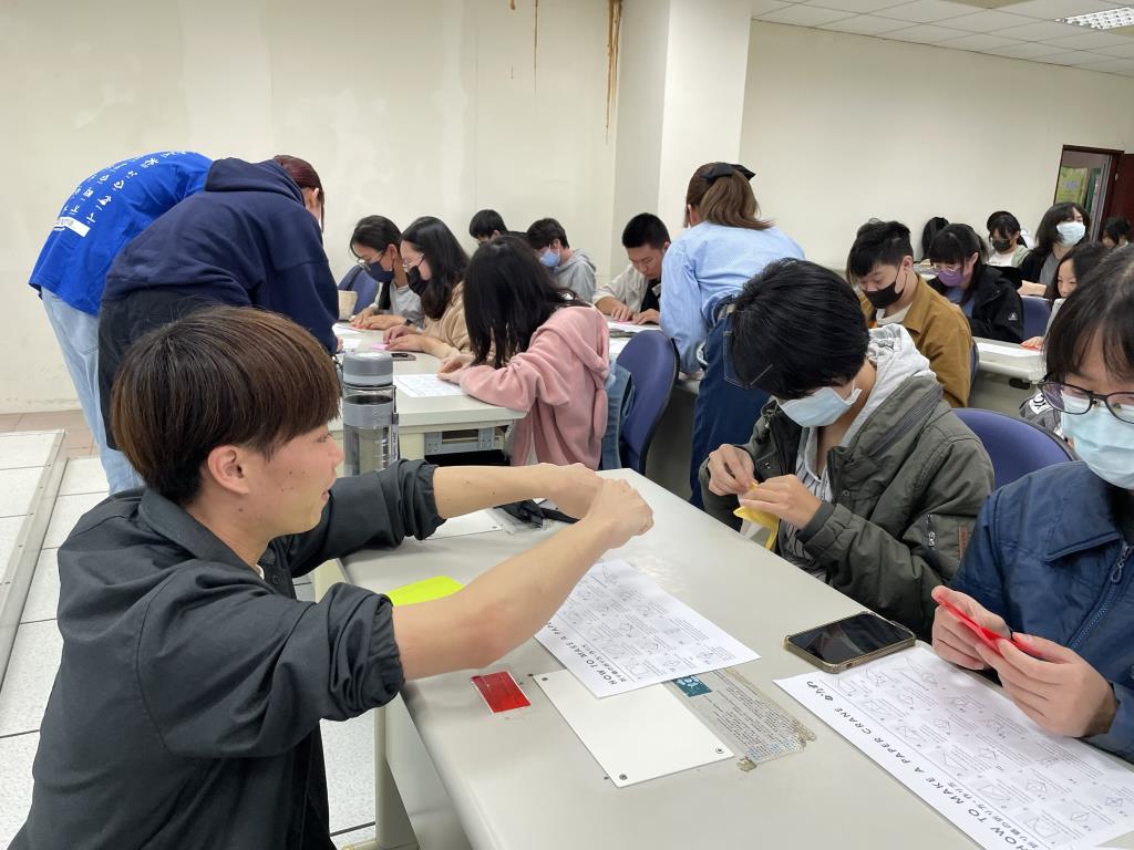 日本同學教台灣同學摺紙
