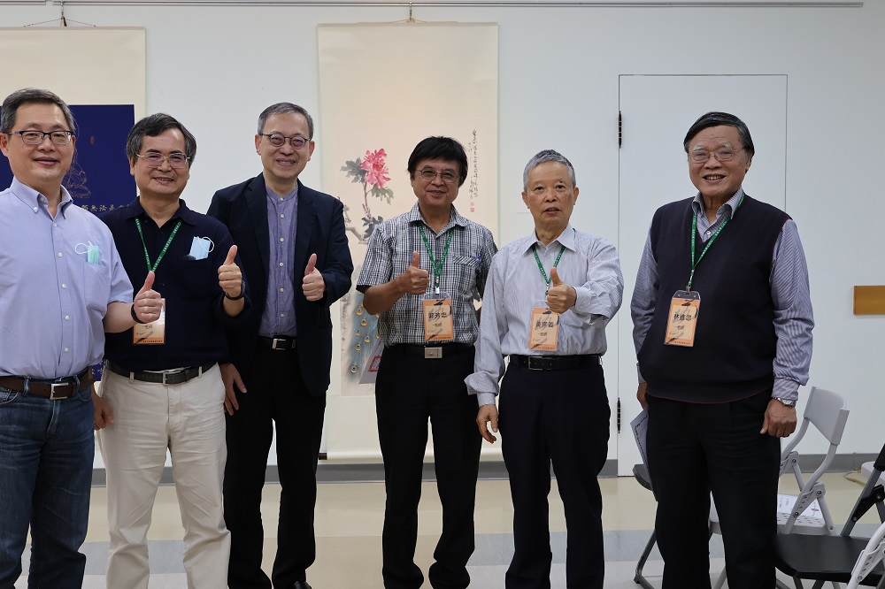 比賽請來台灣藝術大學前副校長林進忠教授（右一）、高雄師範大學郭芳忠教授（右三）及其他老師擔任評審