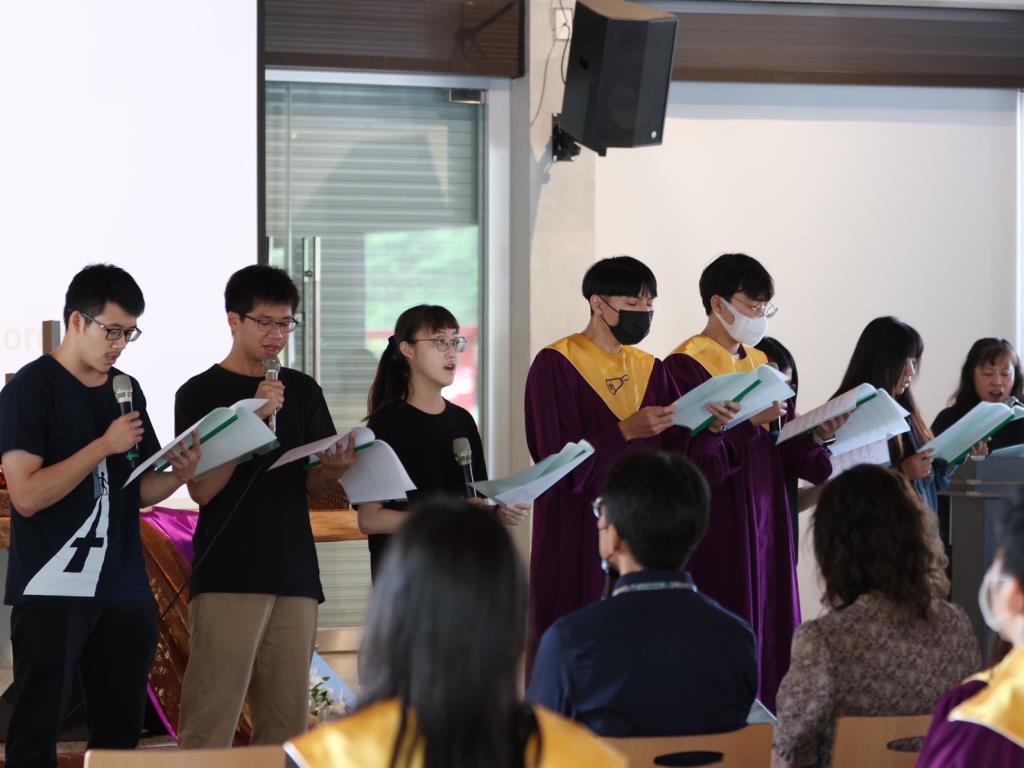 校牧室傳道和學生吟唱詩歌