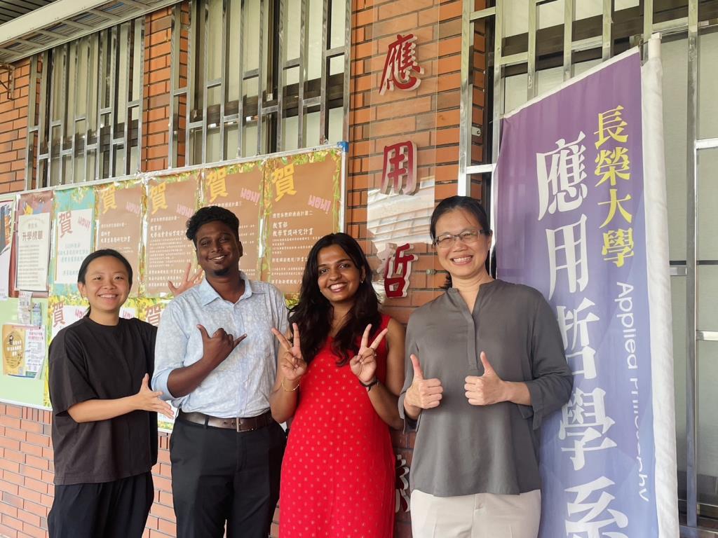 MCC學生Yuvan和Jasmin於應哲系課程分享，並與系主任洪菁勵合照
