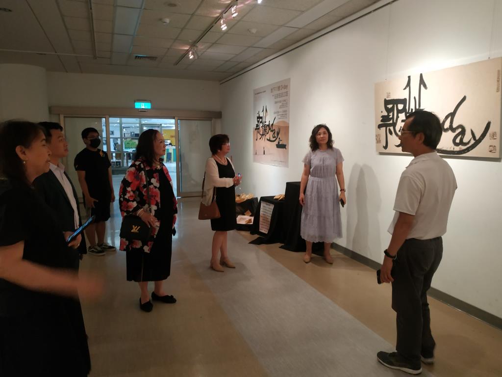菲律賓SMCL代表團參觀長榮藝廊書畫藝術學系展覽