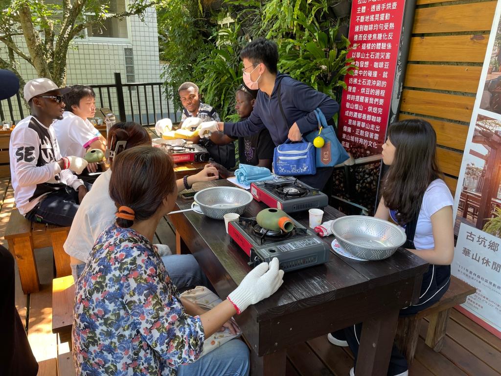 台灣學生協助說明烘豆方式