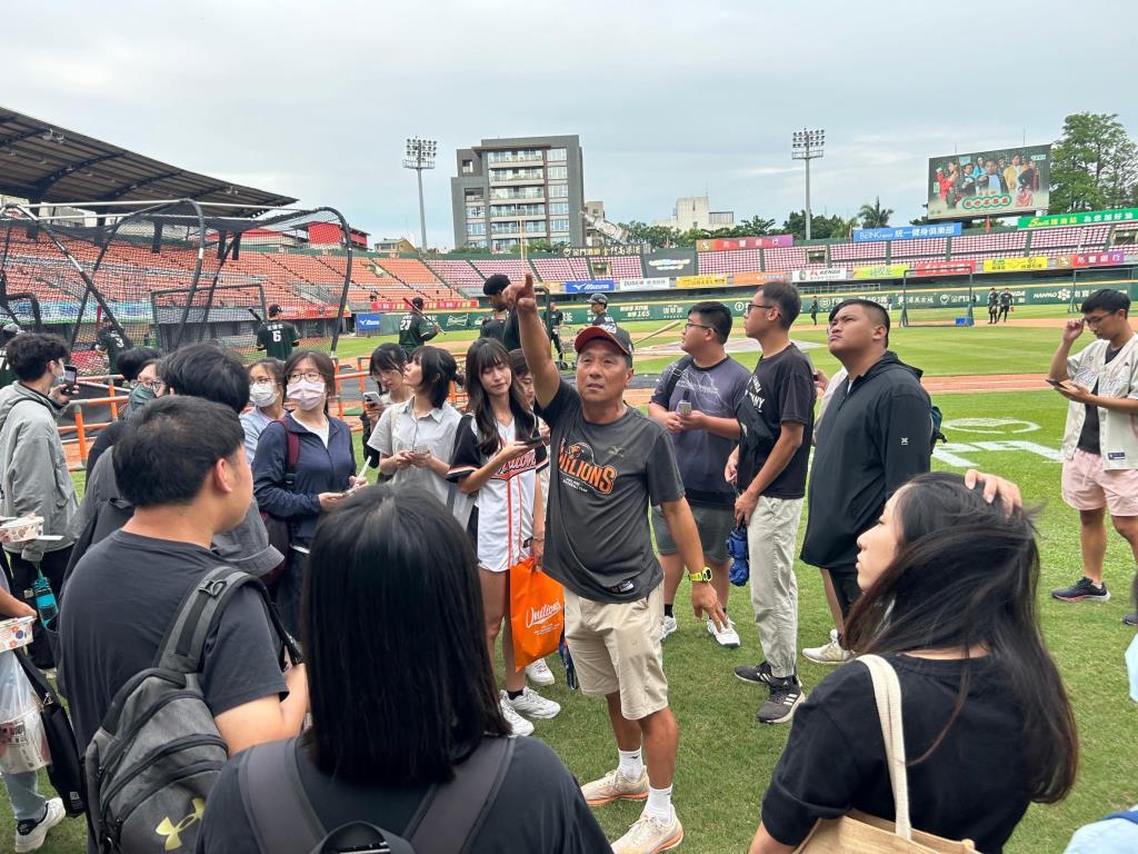 學生聽取統一獅球團部何信標課長介紹台南市立棒球場