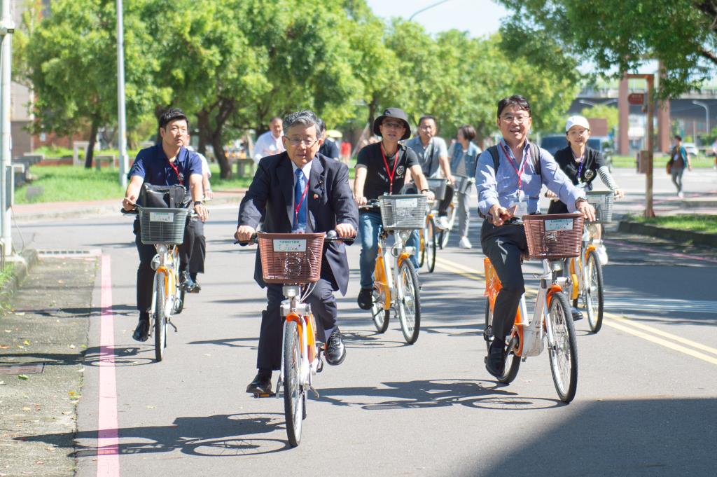 日本議員騎乘YouBike微笑單車