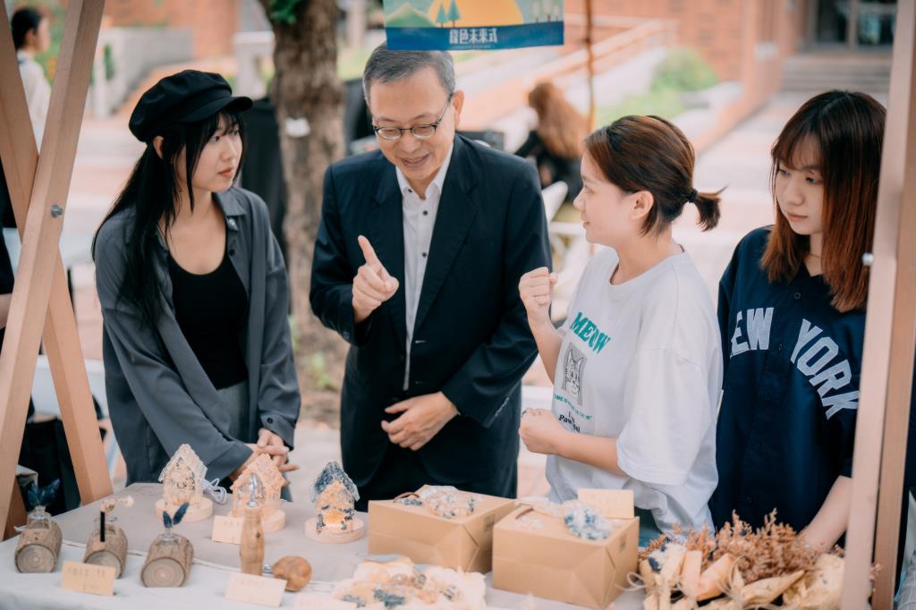 「長榮盃創新創業競賽」學生團隊向校長說明作品理念