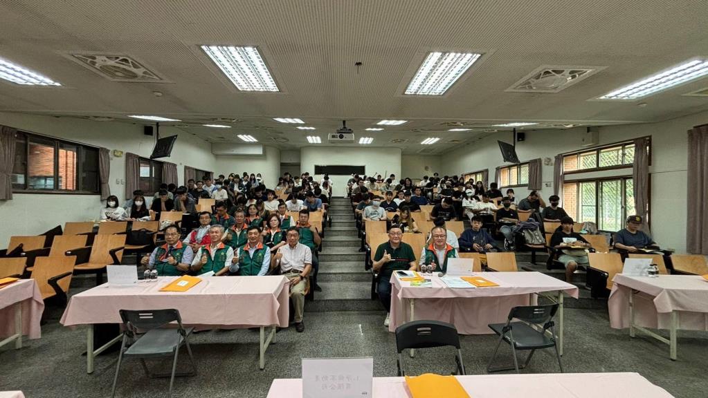 台南市榮譽指導協進會廠商與參與學生大合照