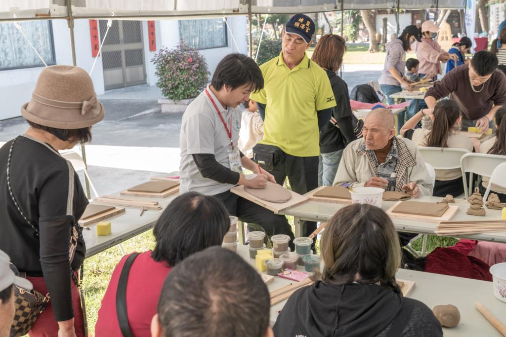 蔡孟儒老師親自教導陶土製作技法，參與的居民認真學習（圖／韋能能源提供）