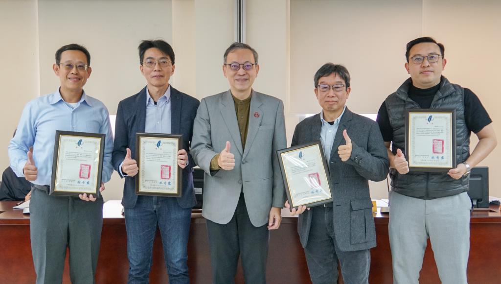 由李泳龍校長親自頒發獎狀給授課教師,由左而右分別為翁耀臨老師、許哲強老師、林傑毓院長、陳賢名老師