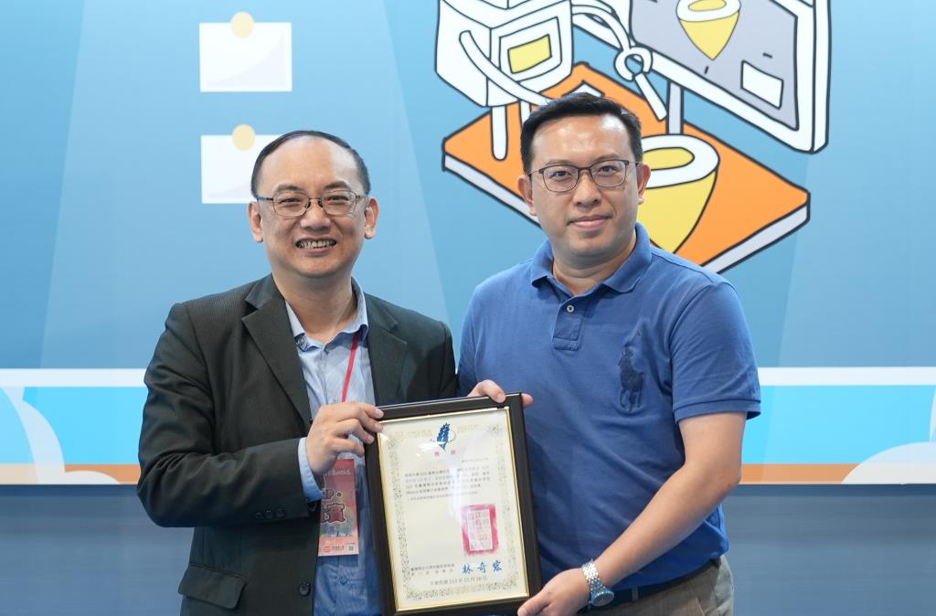 由教育部資訊及科技教育司吳穎沺司長親自頒發優選獎狀予長榮大學課程團隊,管理學院林傑毓院長及陳賢名老師代為領獎
