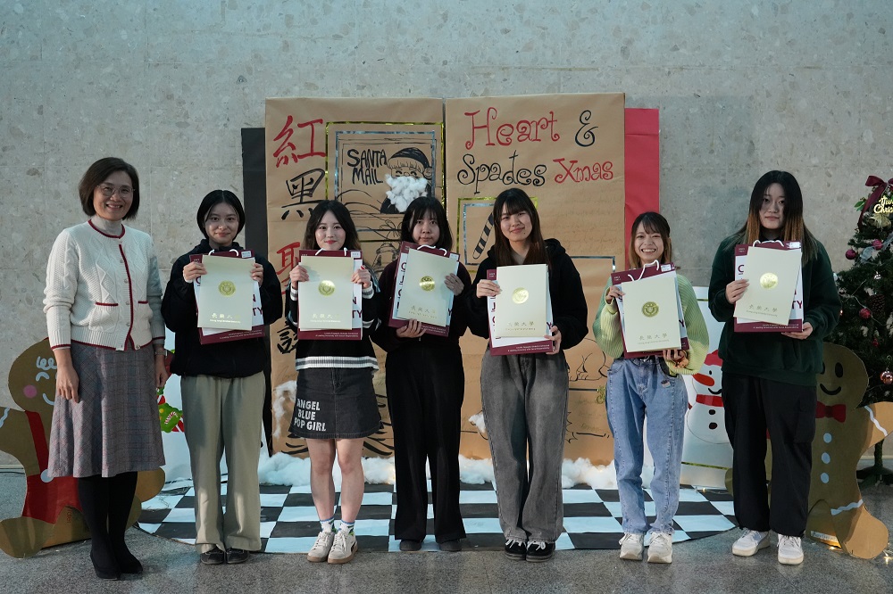 Dean of OGE awarding certificates to exchange students