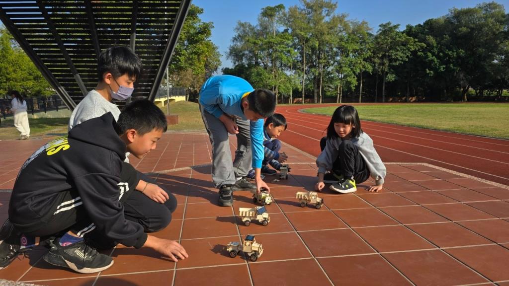 學生開心地與組裝完成的卡車合影