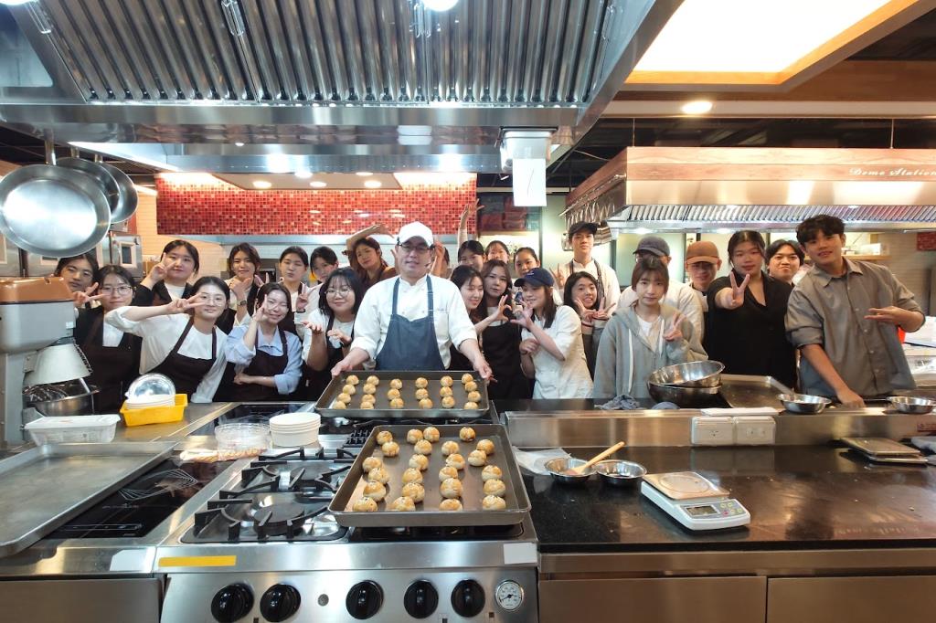 台灣傳統酥餅課程：鄭雅洲老師與漢陽女大生合影