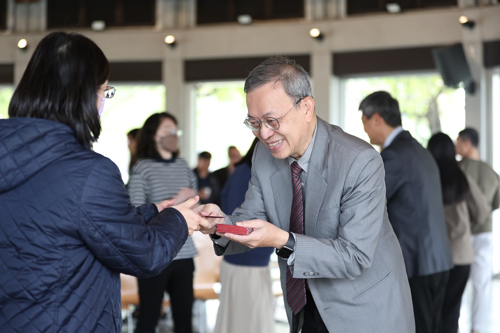 董事、校長分給與會同仁內含心靈祝福的紅包