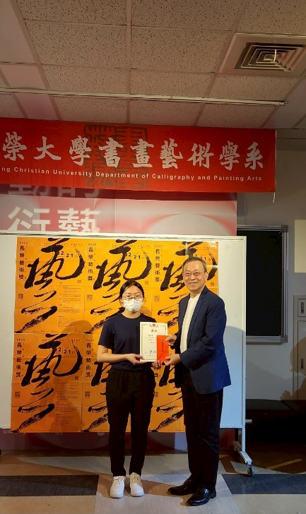 校長與「長榮藝術獎」得獎者合影