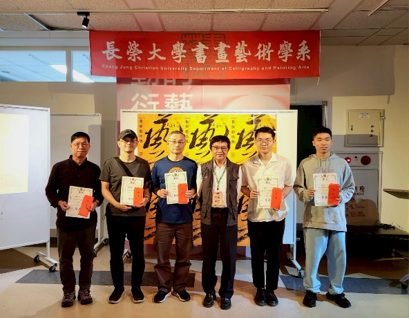 評審委員與得獎者合影