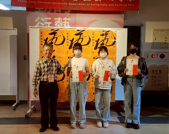 評審委員與得獎者合影