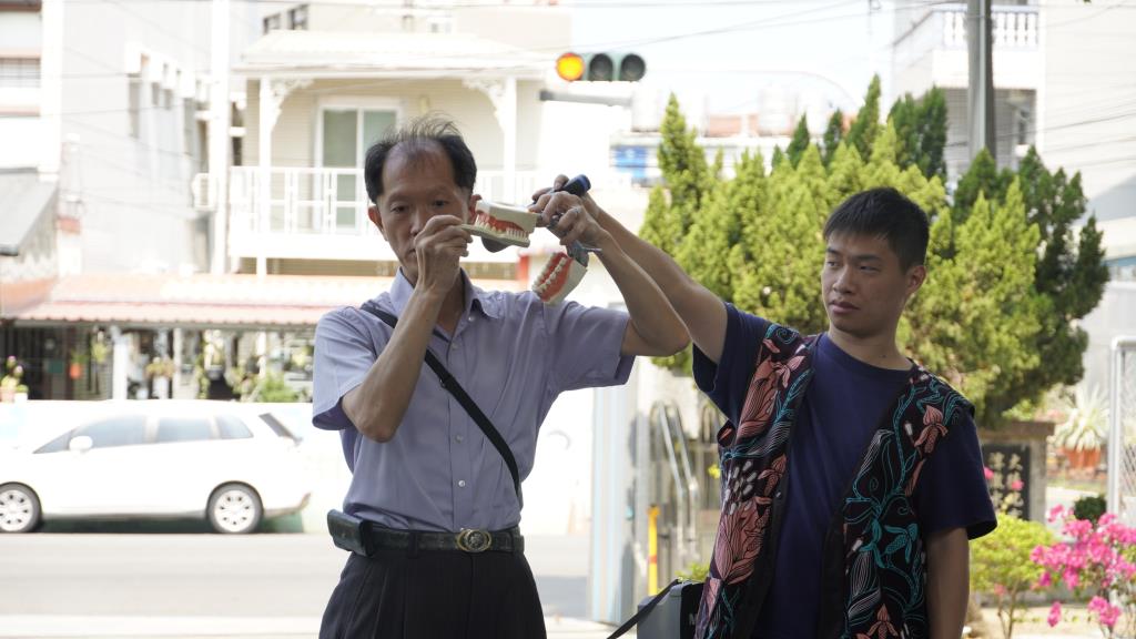 侯乃文牙醫師教導貝氏刷牙法