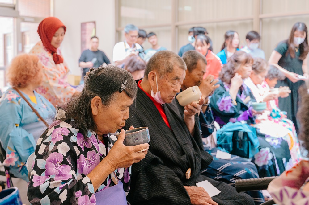 長輩體驗茶道文化