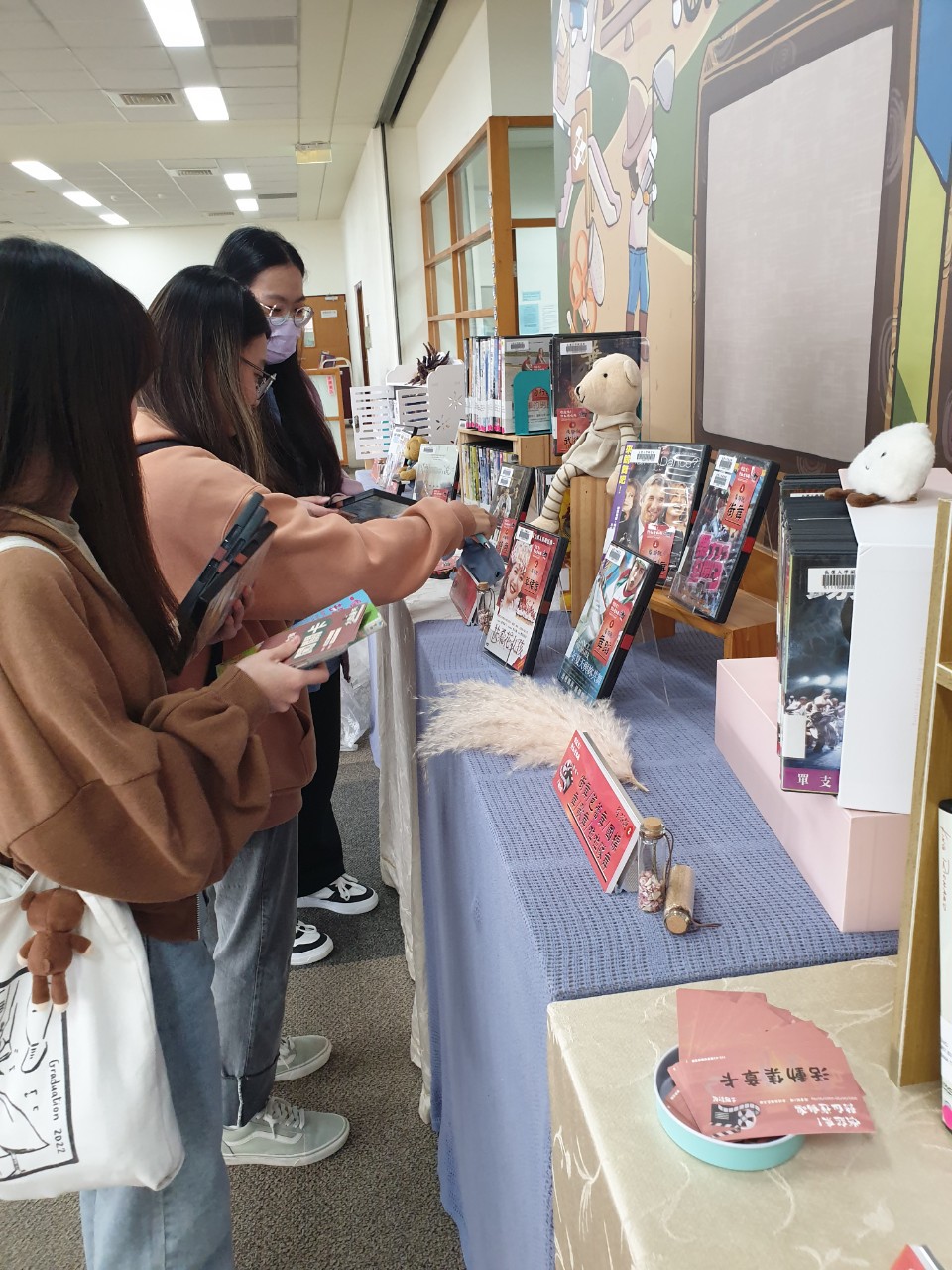 同學們熱情參與影展活動，仔細挑選感興趣的運動主題影片