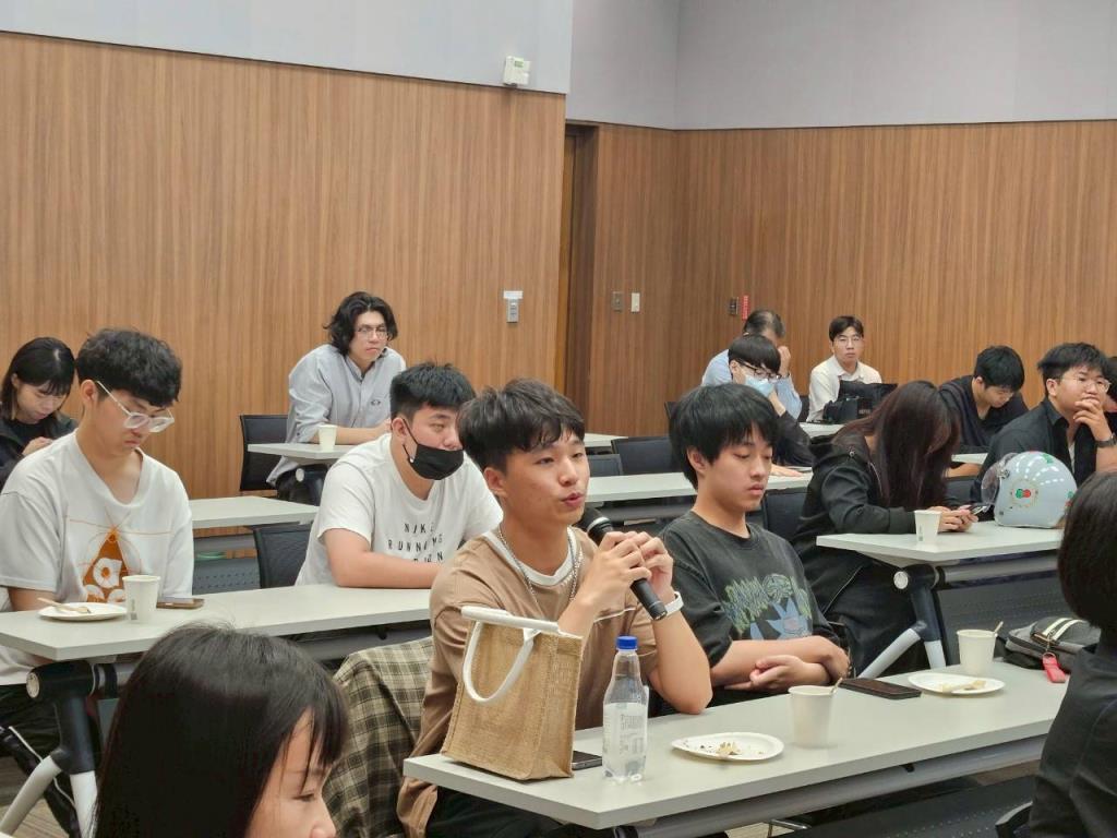 與參加學生互動