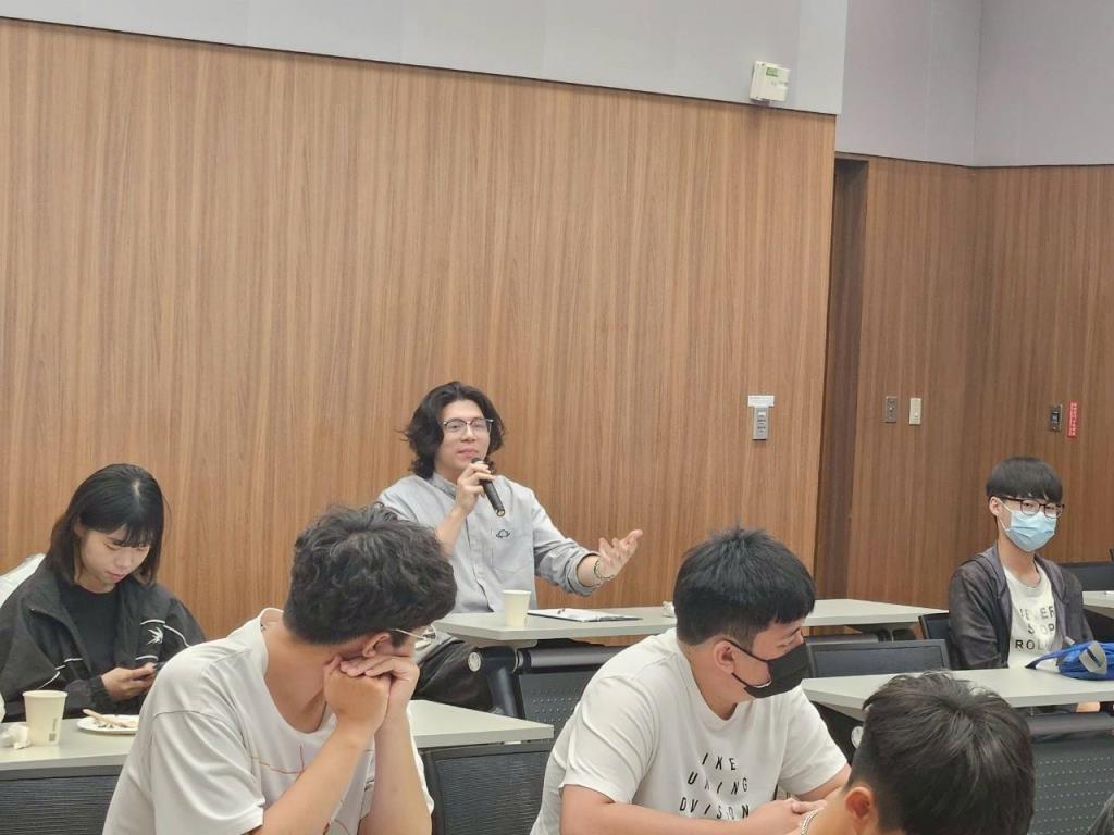 與參加學生互動