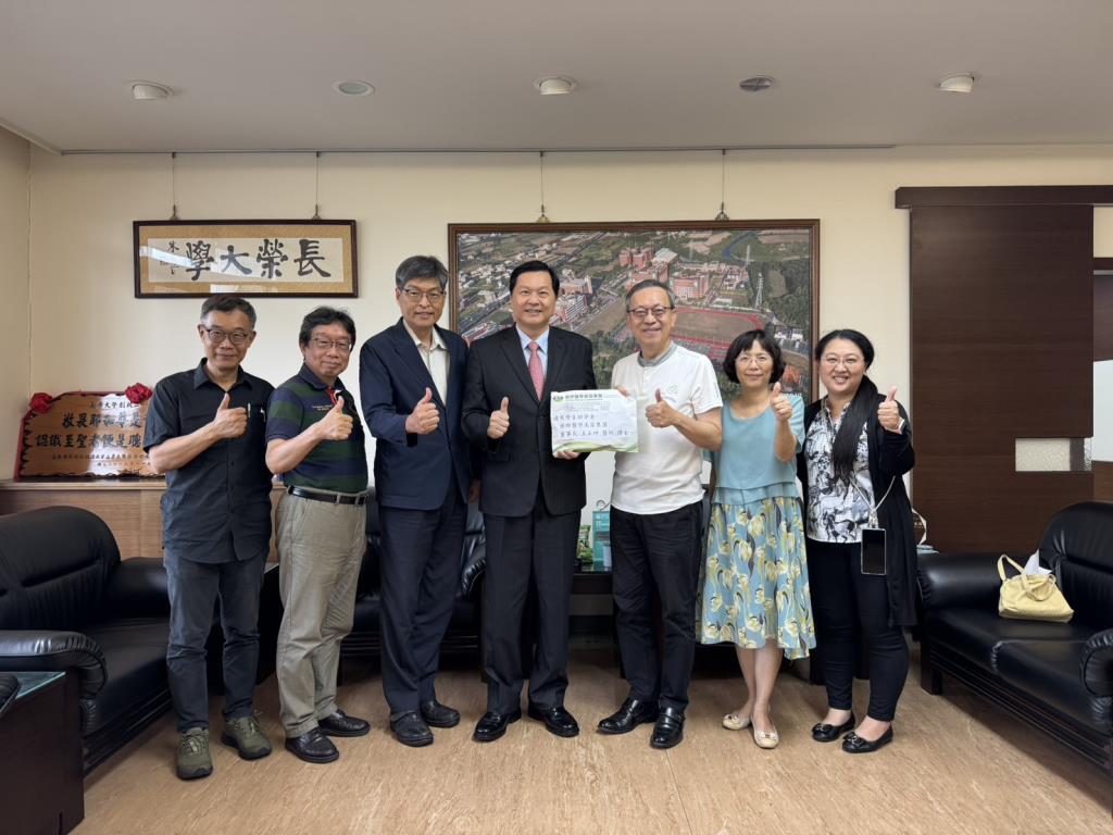 王正坤醫師團隊與管理學院林傑毓院長、丁碧慧教務長等師長合照