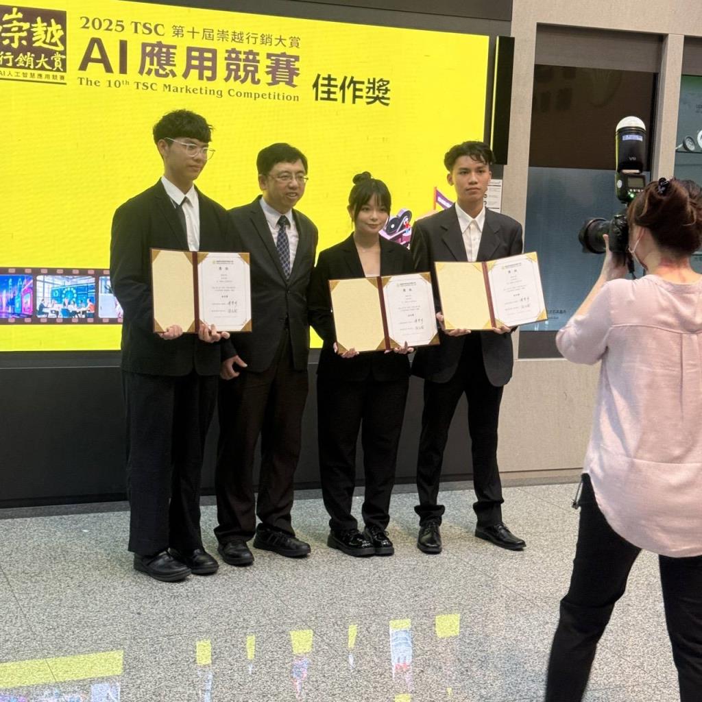 國企系學生與競賽總召集人合影
