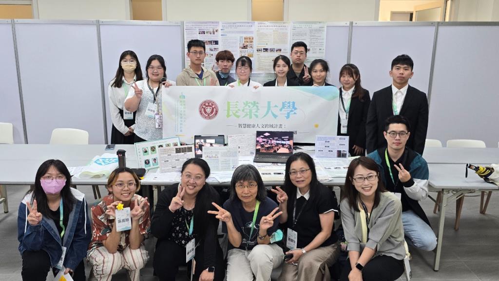 「智慧健康人文跨域計畫：AI+與新臺客的相遇」團隊及修課學生大合照