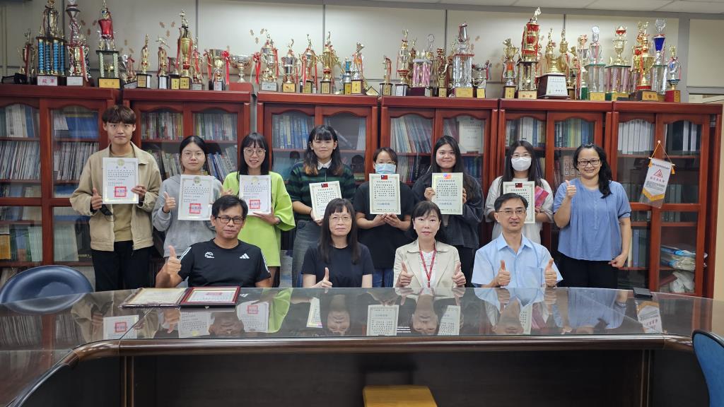 右前一新化稽徵所杜俊德簡任稽核、右前二台南分局顏秀玲分局長、左前一會資系蕭鋼柱老師、左前二會資系林昭伶主任、後面為會資系7位優秀學生