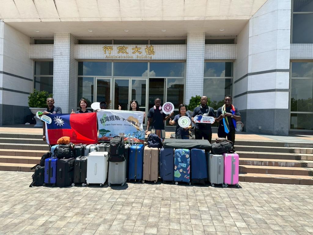 於長榮大學出發前往坦尚尼亞