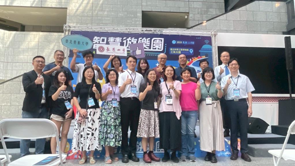 與長官合照