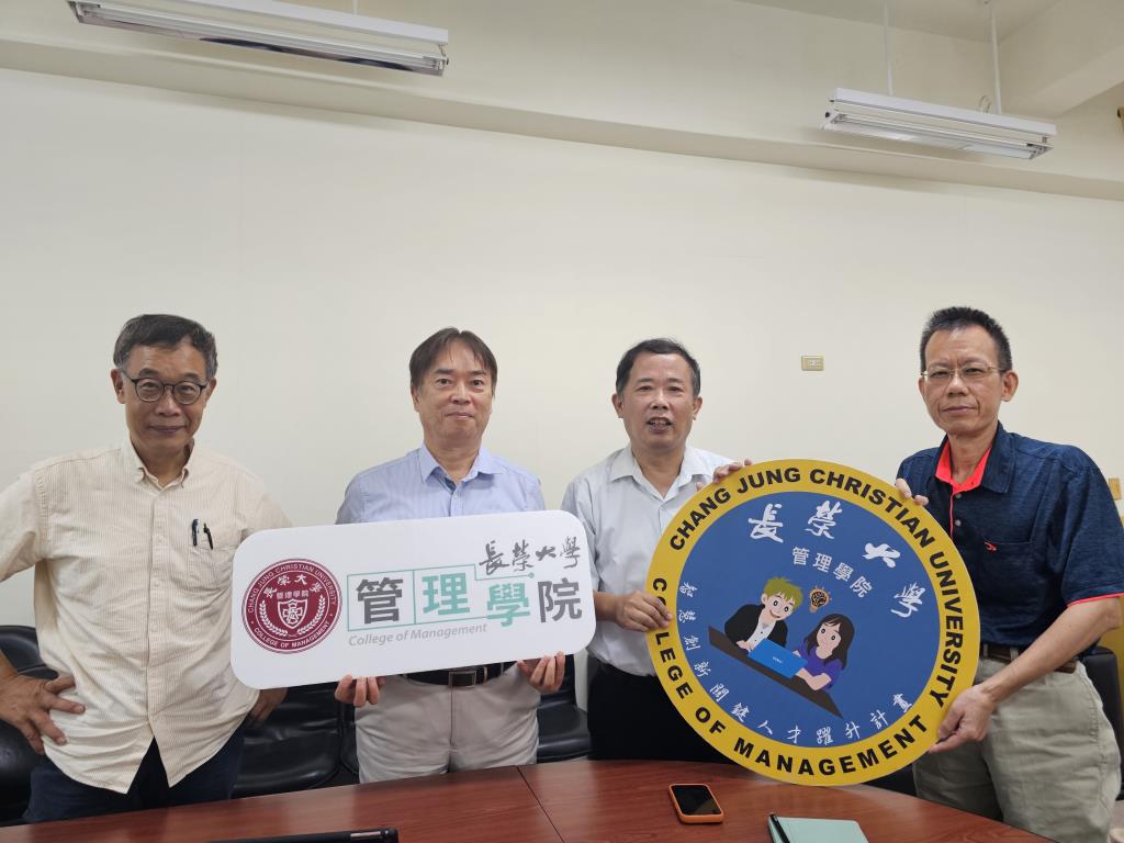 陳春志老師（右一）和許光毅老師（右二）獲「教育部跨域種子教師認證」